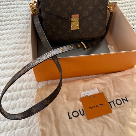 Authentic LouisVuitton Pochette Métis - Picture 5 of 7